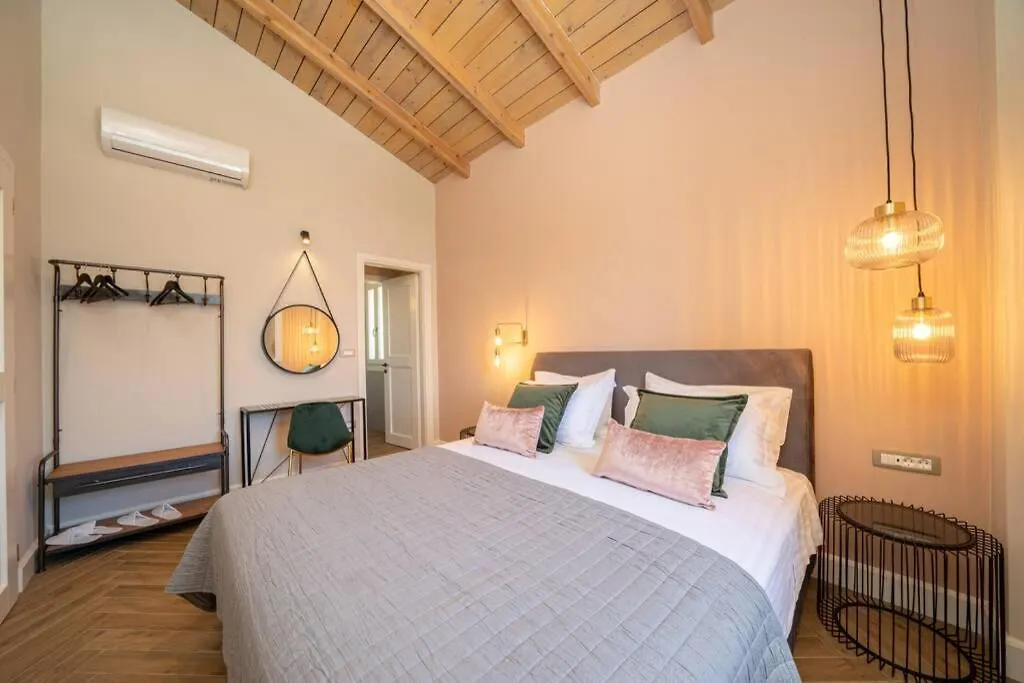 Luxury Seafront Villa Liberty With Pool In Φισκάρδο Ελλάδα
