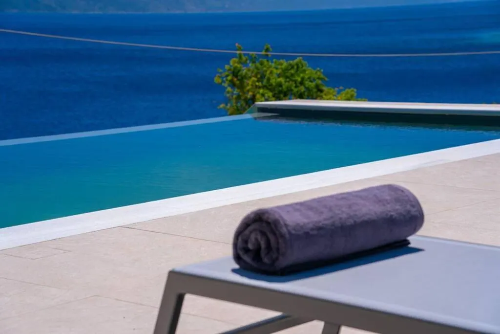 Luxury Seafront Villa Liberty With Pool In Φισκάρδο